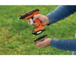 BLACK & DECKER BDCGG12S1-QW Pistolet à Colle Sans Fil - 12 V - 1,5 Ah - 28m De Surface Collée En 1 Batterie - 1 Batterie - 4 Bâtons De Colle -Pistolet à colle Soldes 34598958 5