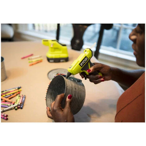 Pack RYOBI Pistolet à Colle 18V OnePlus RGLM18-0 - 1 Batterie 2.5Ah - 1 Chargeur Rapide RC18120-125 2 Pack RYOBI Pistolet à Colle 18V OnePlus RGLM18-0 - 1 Batterie 2.5Ah - 1 Chargeur Rapide RC18120-125 – Image 2